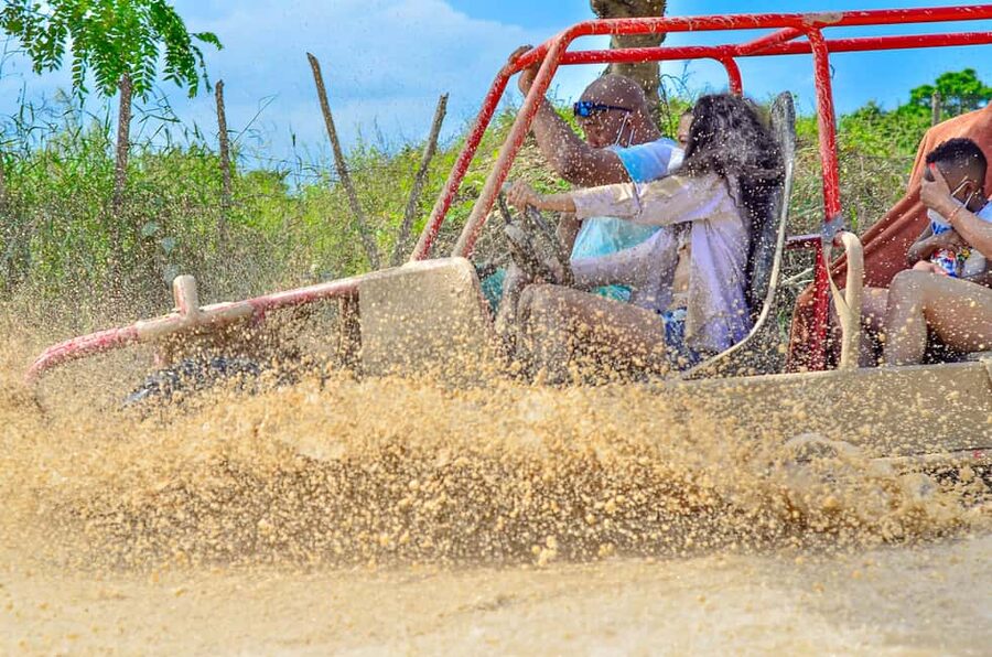 Booggy Adventure en Macao: Cuevas, Playa y Barro Extremo - Driving the Off-Road Buggy: Country Roads, Rainforest, and Mud