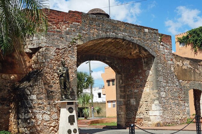 Day Trip to Santo Domingo from Punta Cana - Walking the Zona Colonial: Lunch at Mugado and the Main Squares