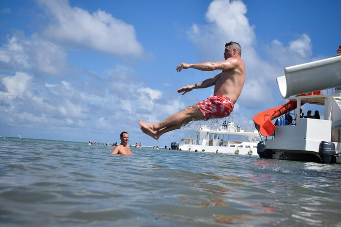 Experience for families and friends by private boat with pick-up - Stop 3: the natural pool party 40 km from shore