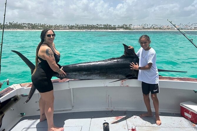 FISHING PRO CHARTERS - Boat Excursion - Sobre Las Olas - The Crew: Captain and Mate/Guide (Plus English + Spanish)