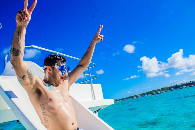 Float & Feast Private Party Cruise with Premium Buffet & Open Bar - Food and drinks: the open bar plus a full lunch