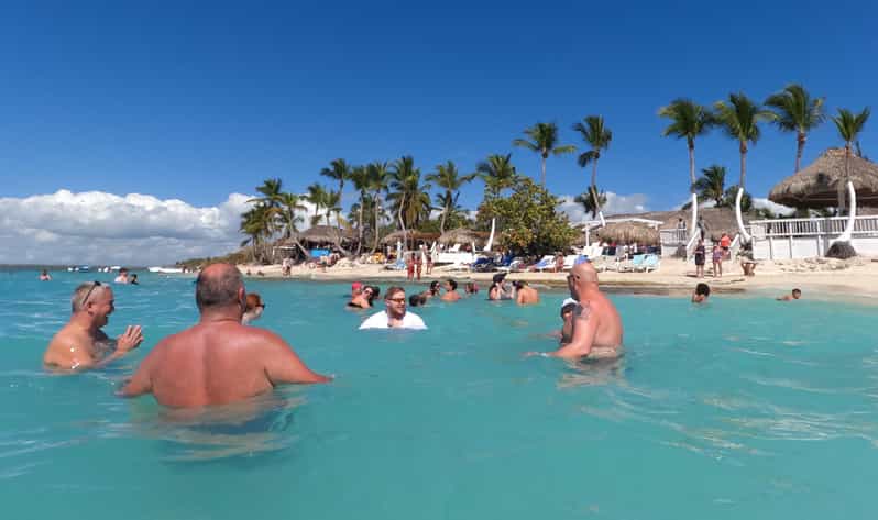 From Punta Cana or Bayahibe: Catalina Island with Snorkeling - Beach BBQ lunch and open bar: how the 2.5 hours works