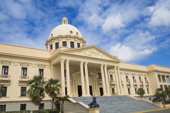 Full day Santo Domingo - Shared tour - Palacio Nacional and Parque Colón: Government Power in the Same Frame