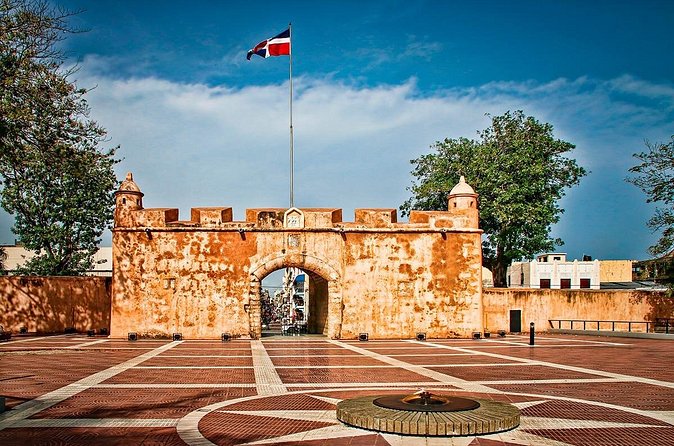 Full-day Santo Domingo Tour with Roundtrip Transfer from Airport to Hotel - Fortaleza Ozama and Alcázar de Colón: Spanish-era landmarks in the Colonial City
