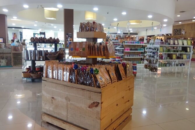 Guided Shopping Tour - Rum tasting, chocolate factory, Cigar factory - El Alfarero crafts and the paint shop: cultural souvenirs with a pulse
