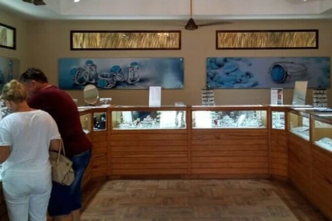 Guided Tour to Don Lucas Cigars Factory and Souvenirs Store - Tasting cigars, rum, and chocolate: casual sampling with a shopping purpose