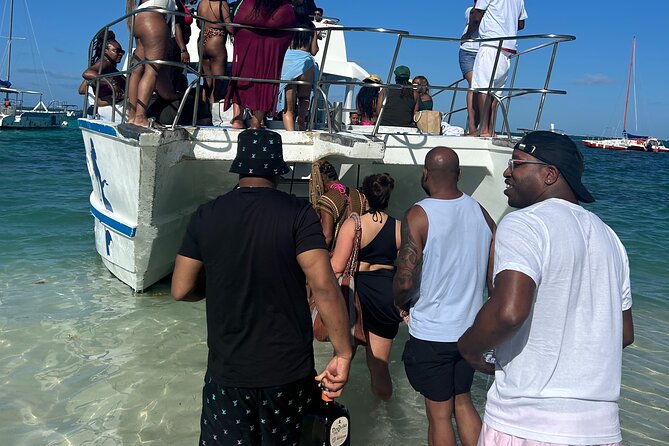 Hip-Hop Party Boat with Dj Live Adults Only and Unlimited Drinks - The DJ Live Set and Unlimited Drinks That Actually Keep Flowing