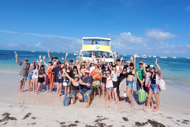 Hip Hop solo para adultos PartyBoat con Bebidas ilimitadas y Bar - A Hip Hop Party Boat Schedule That Fits Punta Cana Afternoons