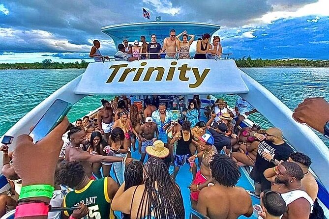 Hip Hop solo para adultos PartyBoat con Bebidas ilimitadas y Bar - Bavaro Beach Sailing: Music-Forward Fun at Playa Bibijagua Area