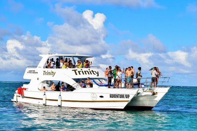 Infinity party boat in Punta Cana - Boarding, Seat Belts, and the Water-Access Reality