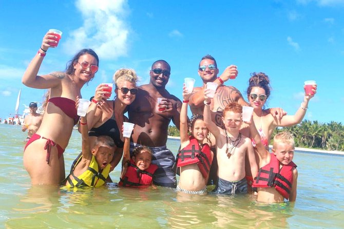 Morning Private Party Boat with Water Slide Open Bar and BBQ - The open bar rhythm: drinks, music, and a real snack-and-fruit break