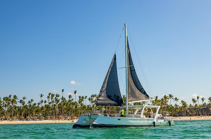 Private Catamaran + Private Parasailing - up to 20 passengers - The parasailing flight: 8 minutes that feel longer