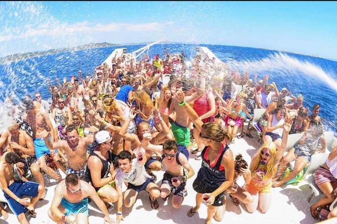 Punta Cana Booze Cruise, Snorkeling, Bar Entertainment Open Bar - Group Size and Crowd Energy: Early-20s Party Vibes