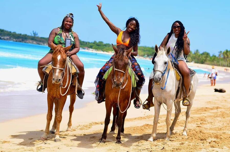 Punta Cana: Horseback riding on the beach with pickup - Guides at work: Henry, Raul, Junior, and Steve set the tone