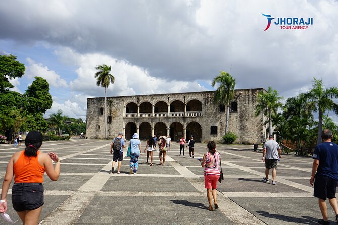 Punta Cana Panoramic Tour of The City of Santo Domingo - La Puerta del Conde: the big historical anchor stop