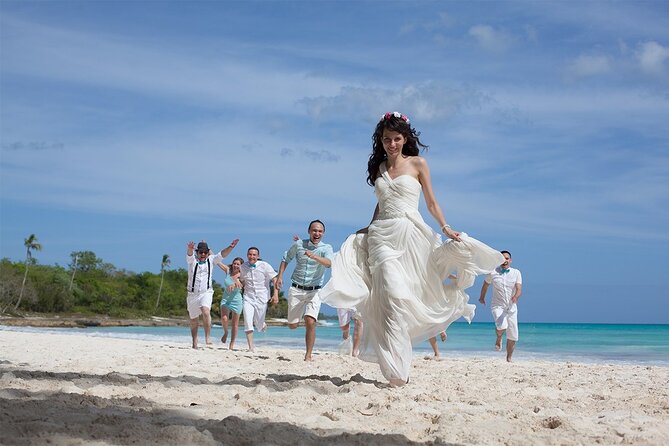 Punta Cana wedding photographer, Wedding ceremony - Cost breakdown: $400 per group plus the $1,000 decor/stylist add-on
