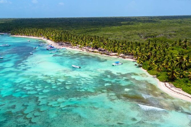 Saône Island in Catamaran and speedboat (blue lagoon) swimming pool. - Isla Saona first stop: swimming at the Blue Lagoon natural pool