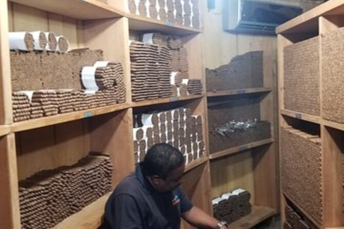 Shopping Tour In Don Lucas Cigar Factory, Rum tasting, Cocoa factory, Souvenirs - Chocolate Chin-Chin and cocoa factory time: organic flavors you can compare