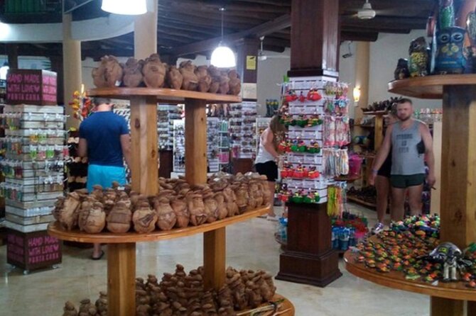 Shopping Tour In Don Lucas Cigar Factory, Rum tasting, Cocoa factory, Souvenirs - Souvenir shopping strategy: enjoy browsing without getting rushed