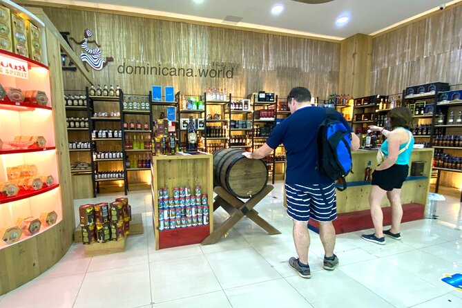 Shopping tour Punta Cana rum cigars coffee larimar chocolate souvenirs mamajuan - Tobacco Museum and cigar tasting: the main event for most people