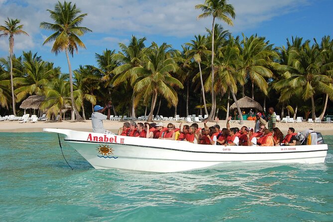 Tour to Isla Saona From Punta Cana with Transportation and Lunch - Lunch on the beach: a Dominican meal with sea-facing views