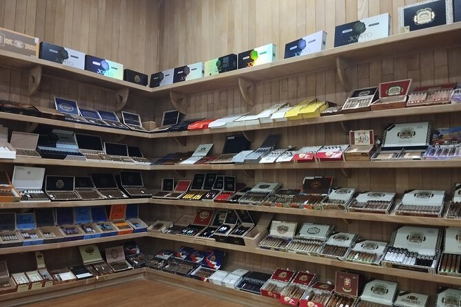 World Mart Souvenirs Store - Guided Tour - What You Can Expect to See: Jewelry, Textiles, Carved Woodwork, Ceramics