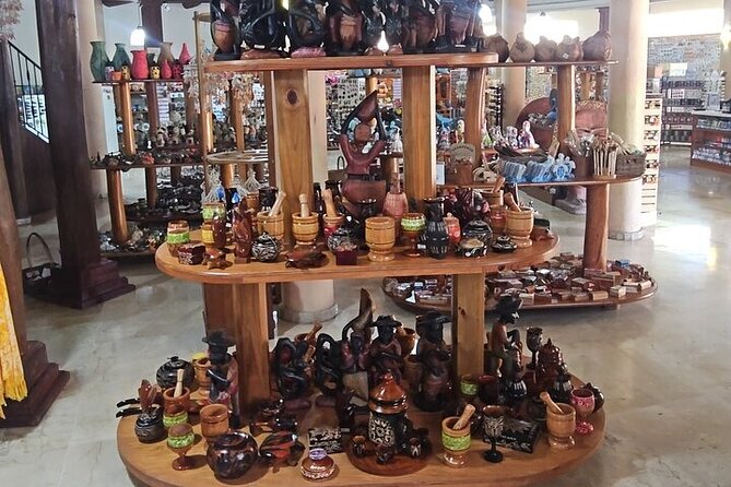 Worldmart Souvenirs Punta Cana (Round trip transportation) - Included vs. not included: plan your day around food